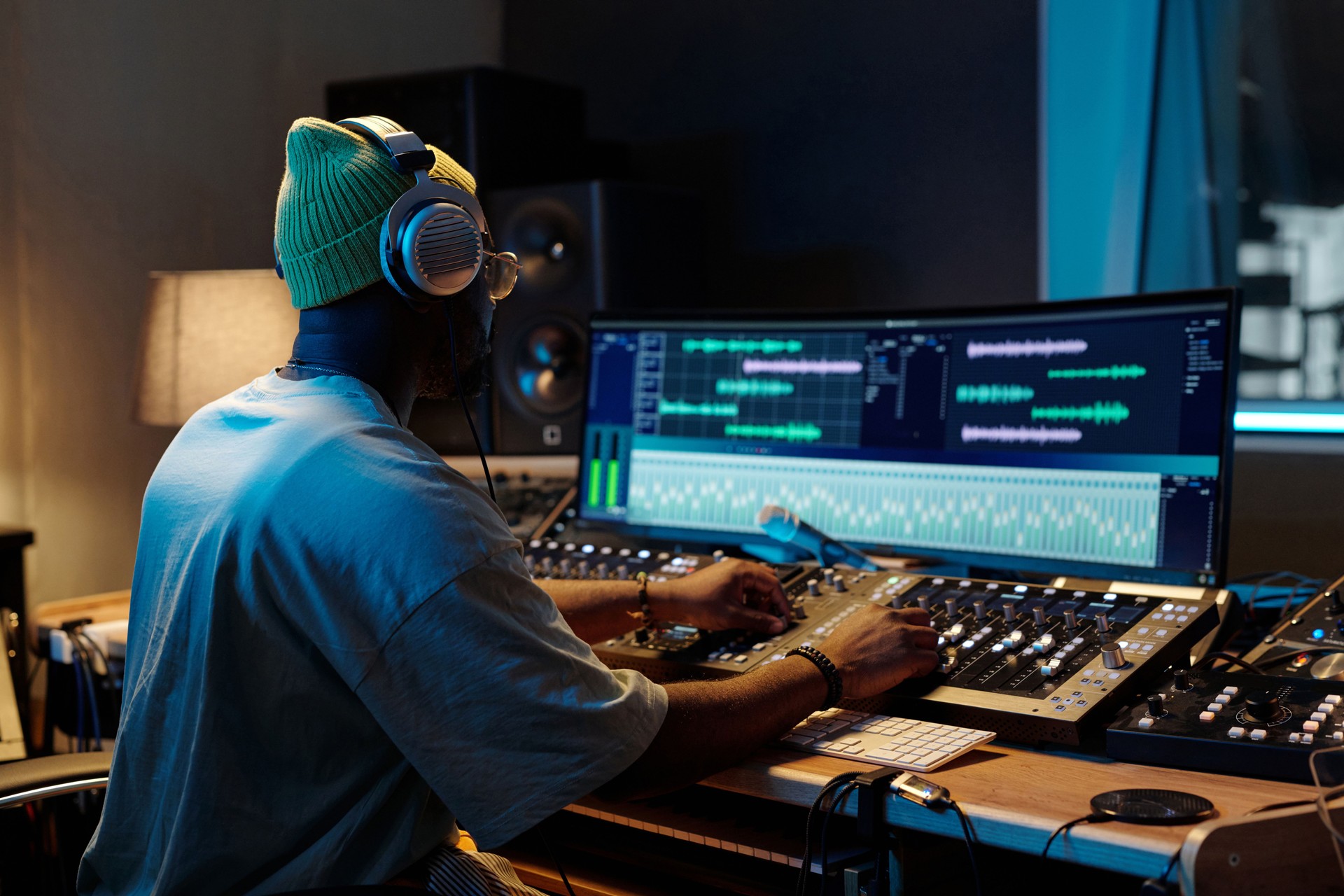 Mixing Music Tracks in Modern Recording Studio